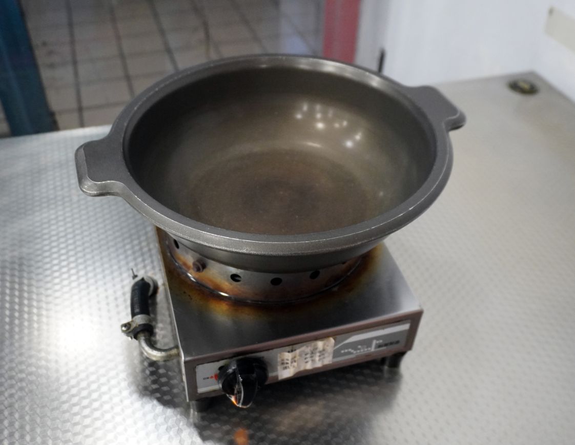 高雄鹽埕|大三石頭火鍋|湯底桌邊爆炒,香氣濃郁,肉片吃起來滑嫩,蔬菜海鮮價格都很親民 - 第2張圖 高雄鹽埕|大三石頭火鍋|湯底桌邊爆炒,香氣濃郁,肉片吃起來滑嫩,蔬菜海鮮價格都很親民