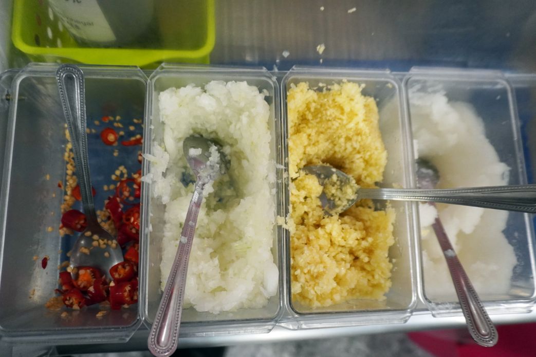 高雄鹽埕|大三石頭火鍋|湯底桌邊爆炒,香氣濃郁,肉片吃起來滑嫩,蔬菜海鮮價格都很親民 - 第10張圖 高雄鹽埕|大三石頭火鍋|湯底桌邊爆炒,香氣濃郁,肉片吃起來滑嫩,蔬菜海鮮價格都很親民