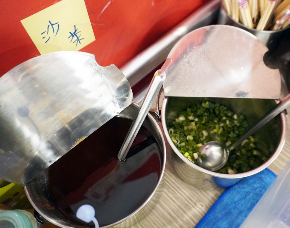 高雄鹽埕｜大三石頭火鍋｜湯底桌邊爆炒，香氣濃郁，肉片吃起來滑嫩，蔬菜海鮮價格都很親民