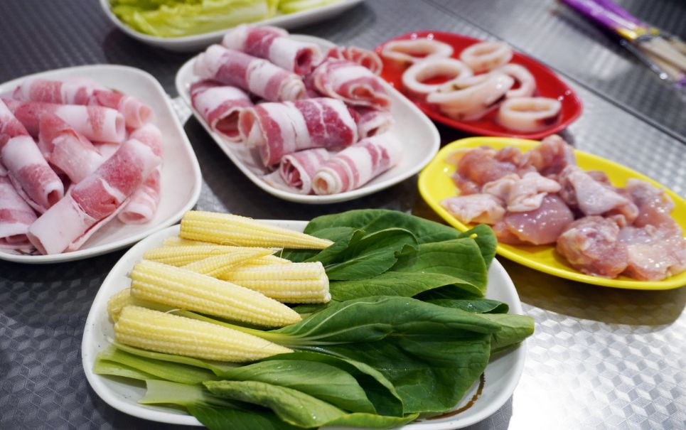 高雄鹽埕|大三石頭火鍋|湯底桌邊爆炒,香氣濃郁,肉片吃起來滑嫩,蔬菜海鮮價格都很親民 - 第22張圖 高雄鹽埕|大三石頭火鍋|湯底桌邊爆炒,香氣濃郁,肉片吃起來滑嫩,蔬菜海鮮價格都很親民