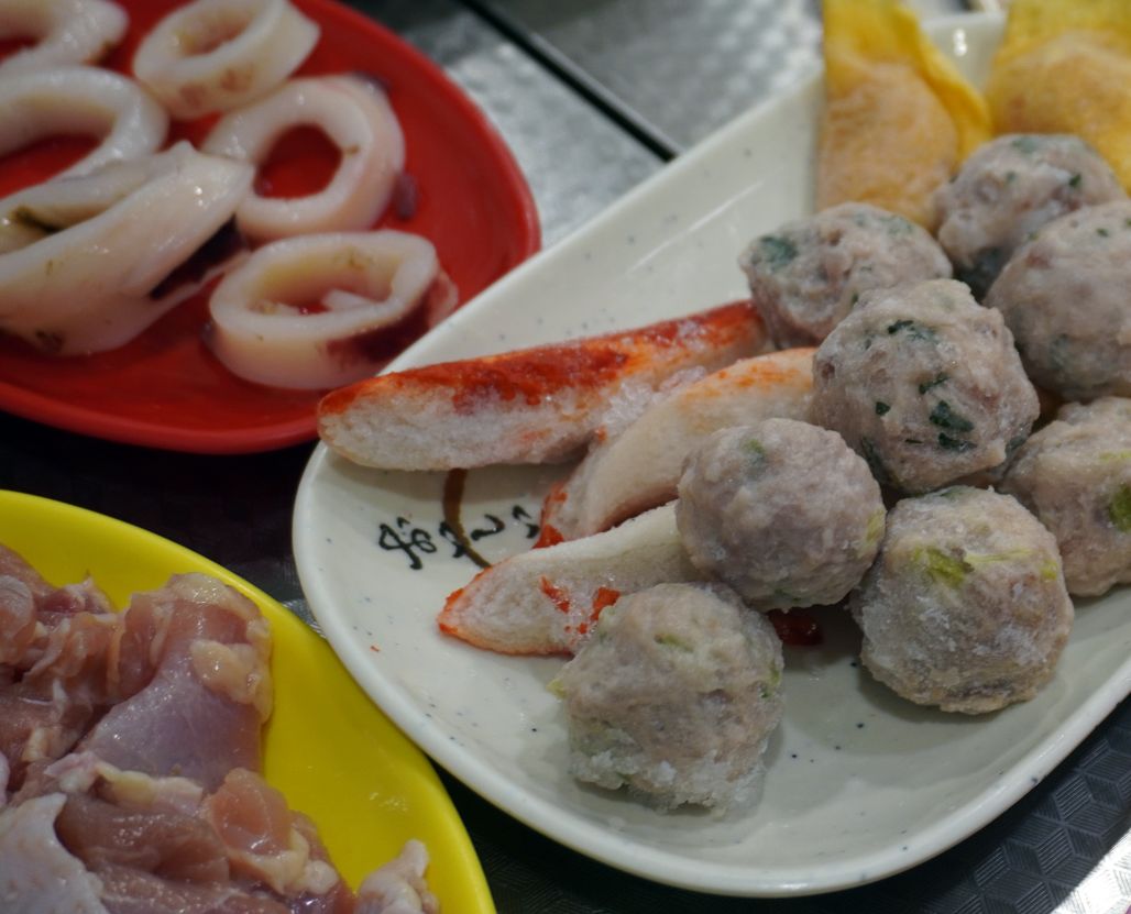 高雄鹽埕｜大三石頭火鍋｜湯底桌邊爆炒，香氣濃郁，肉片吃起來滑嫩，蔬菜海鮮價格都很親民