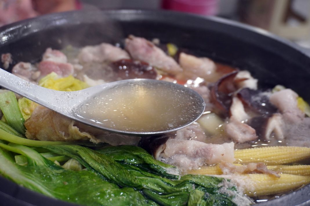 高雄鹽埕｜大三石頭火鍋｜湯底桌邊爆炒，香氣濃郁，肉片吃起來滑嫩，蔬菜海鮮價格都很親民