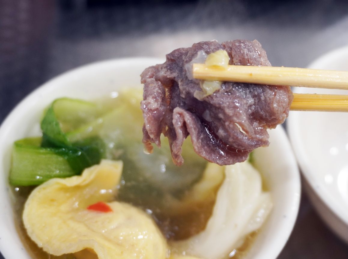 高雄鹽埕|大三石頭火鍋|湯底桌邊爆炒,香氣濃郁,肉片吃起來滑嫩,蔬菜海鮮價格都很親民 - 第19張圖 高雄鹽埕|大三石頭火鍋|湯底桌邊爆炒,香氣濃郁,肉片吃起來滑嫩,蔬菜海鮮價格都很親民