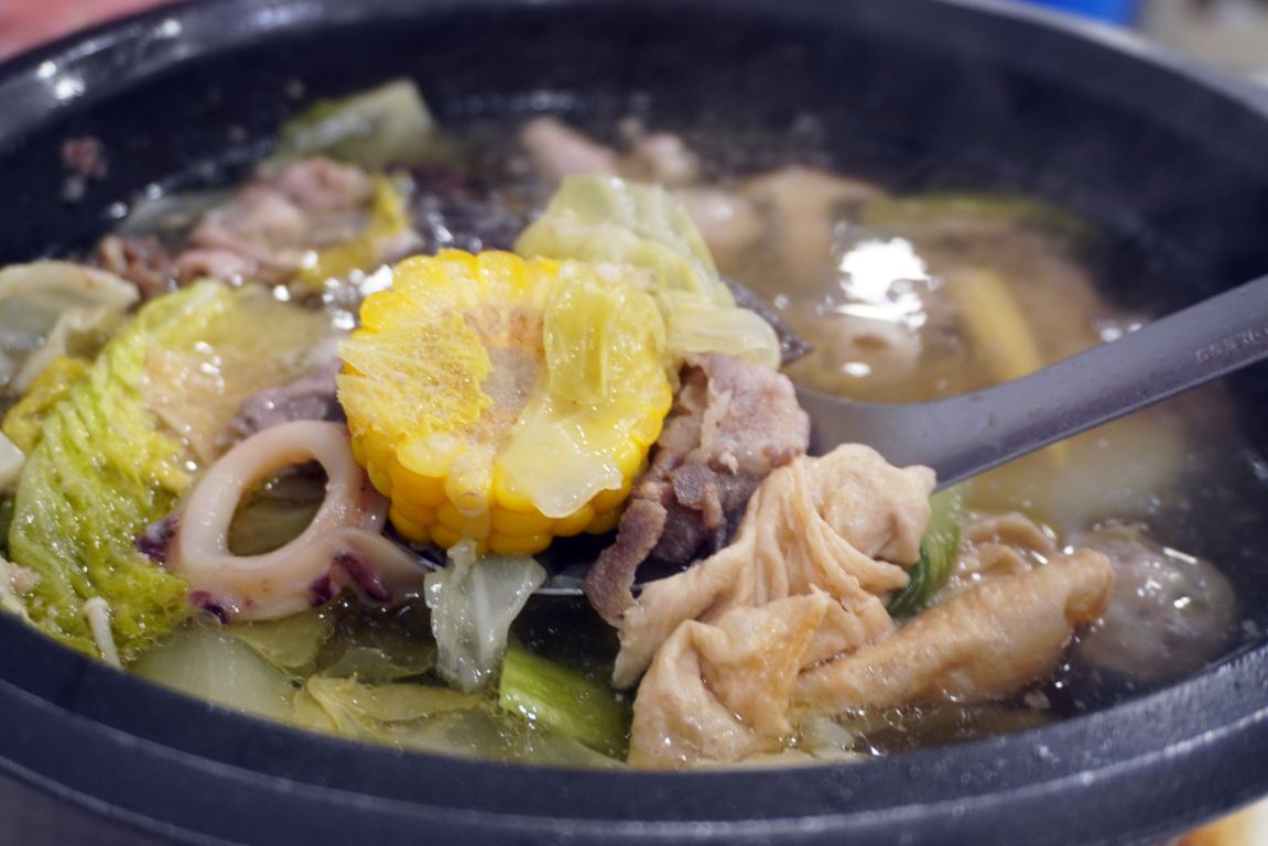 高雄鹽埕|大三石頭火鍋|湯底桌邊爆炒,香氣濃郁,肉片吃起來滑嫩,蔬菜海鮮價格都很親民 - 第3張圖 高雄鹽埕|大三石頭火鍋|湯底桌邊爆炒,香氣濃郁,肉片吃起來滑嫩,蔬菜海鮮價格都很親民