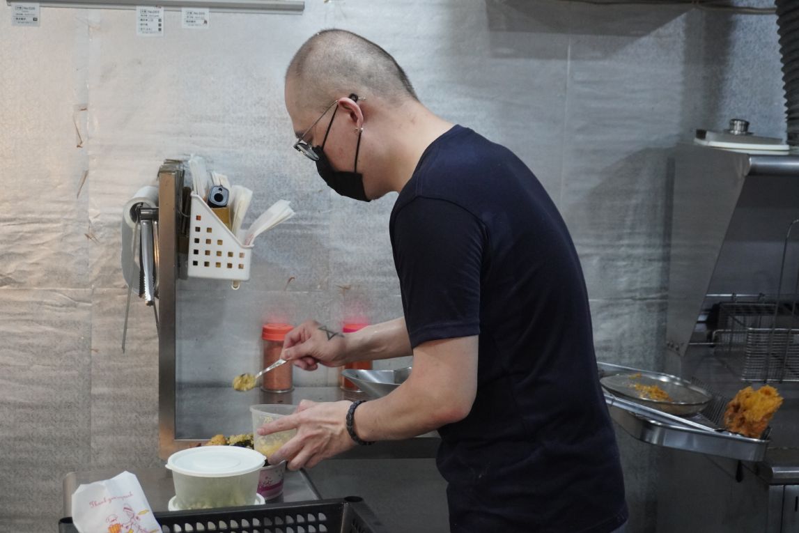 基隆中正｜良辰雞食（柳家鹽酥雞）｜新豐街必吃鹽酥雞，雞肉帶有蒜頭香，憑公益捐款憑證，雞排只需65元