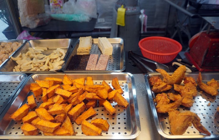 基隆中正｜良辰雞食（柳家鹽酥雞）｜新豐街必吃鹽酥雞，雞肉帶有蒜頭香，憑公益捐款憑證，雞排只需65元