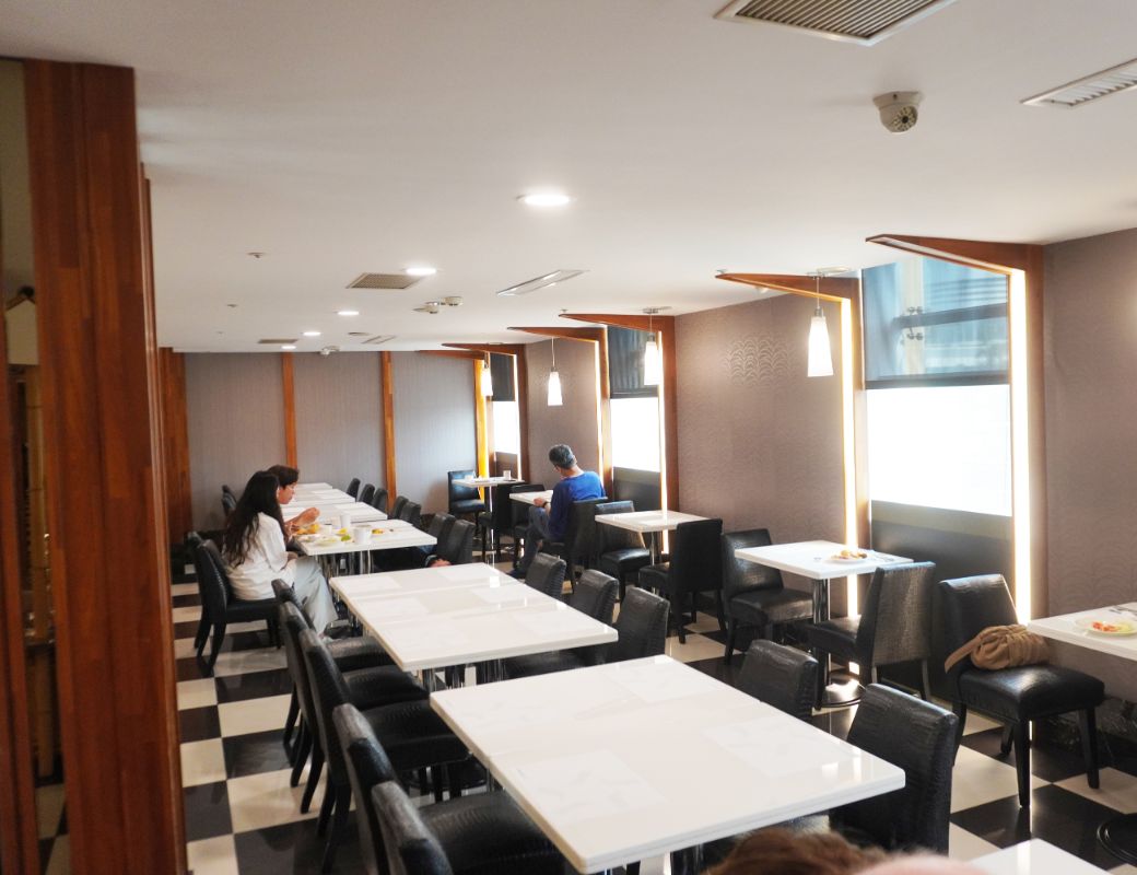 高雄住宿｜康橋商旅高雄站前館｜鄰近高雄車站，設有免費停車場，提供24小時點心吧跟免費早餐