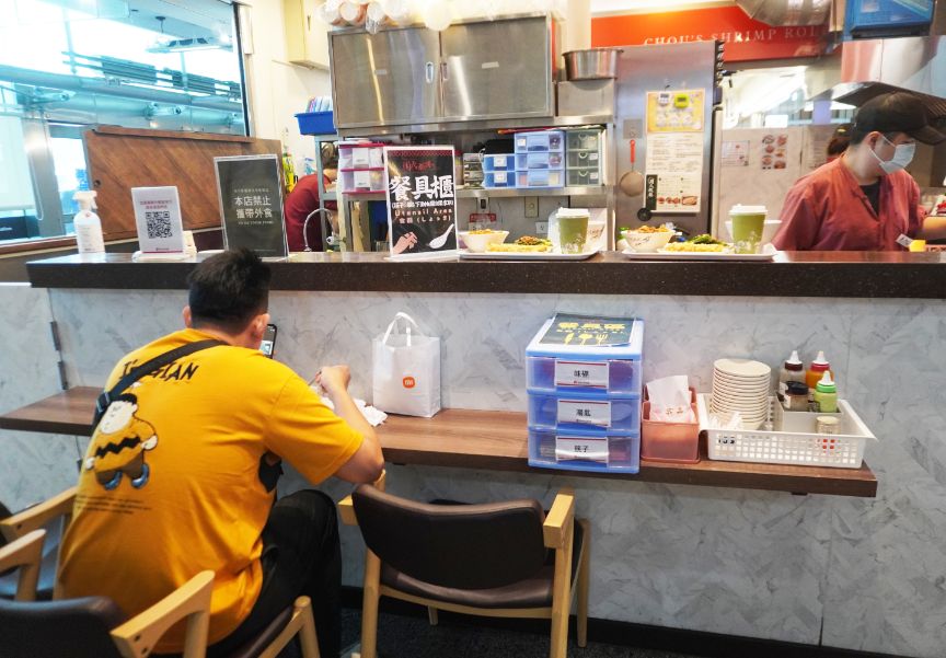 高雄左營｜周氏蝦捲(左營環球店)｜超人氣連鎖小吃店，炸蝦捲推薦必點