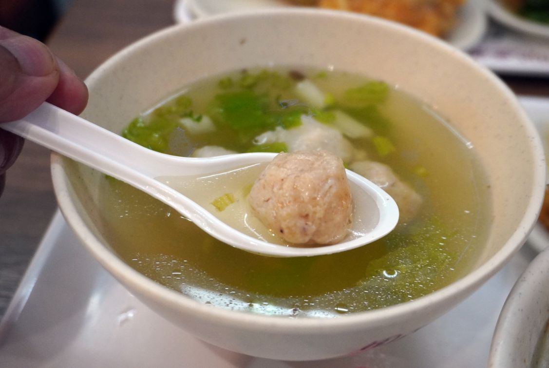 高雄左營｜周氏蝦捲(左營環球店)｜超人氣連鎖小吃店，炸蝦捲推薦必點