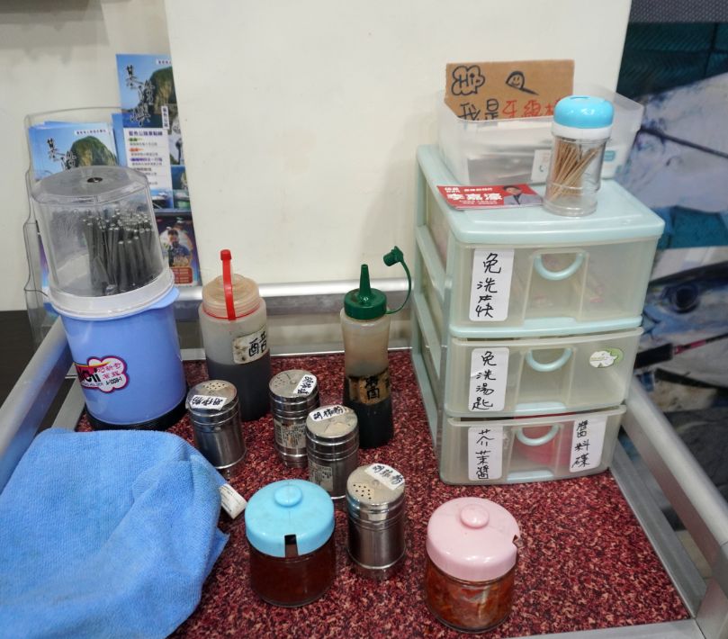 基隆中正｜鱻食堂｜鄰近碧砂漁港的平價海鮮美食，酥炸鮟鱇魚以及小卷米粉大推