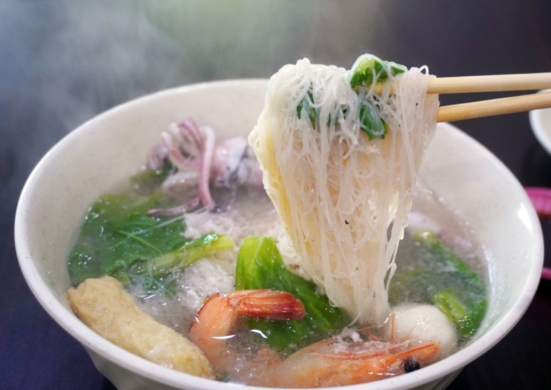 基隆中正｜鱻食堂｜鄰近碧砂漁港的平價海鮮美食，酥炸鮟鱇魚以及小卷米粉大推