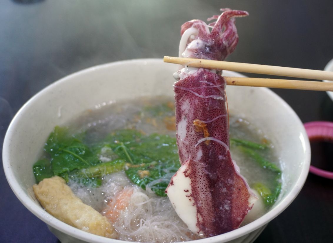 基隆中正｜鱻食堂｜鄰近碧砂漁港的平價海鮮美食，酥炸鮟鱇魚以及小卷米粉大推