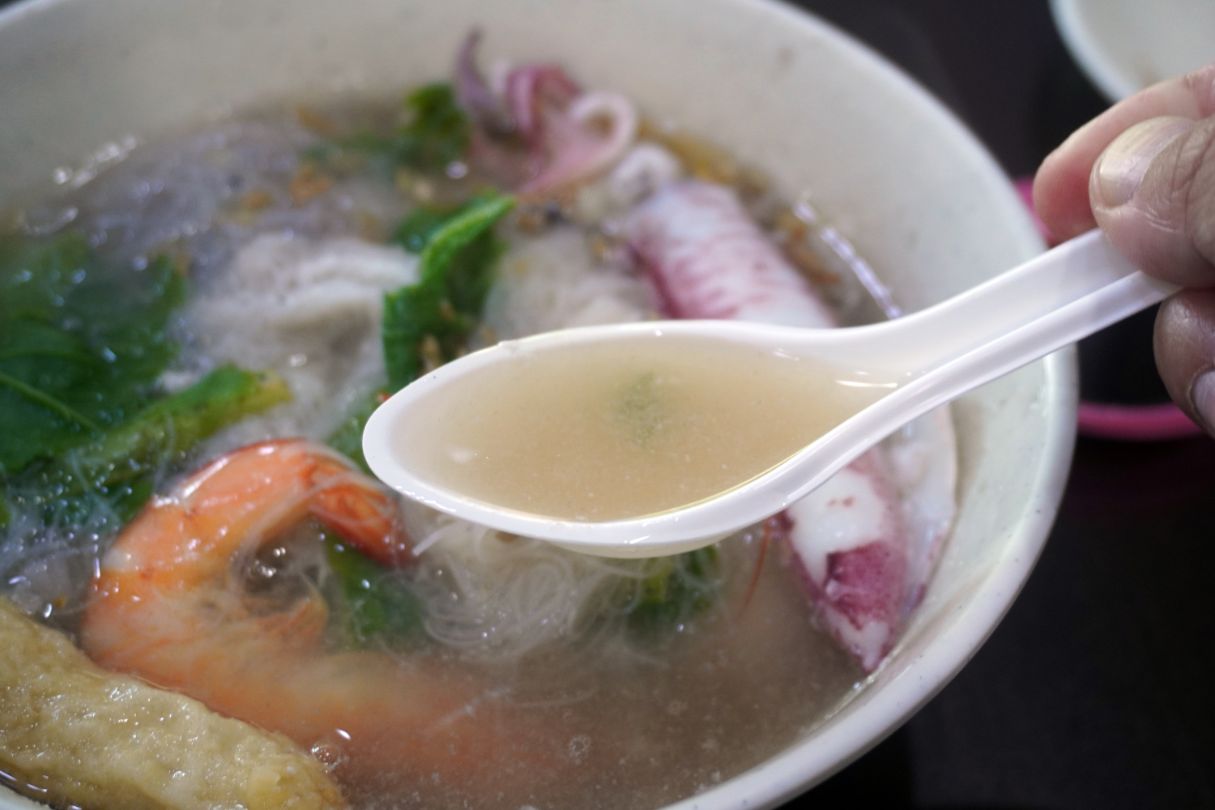 基隆中正｜鱻食堂｜鄰近碧砂漁港的平價海鮮美食，酥炸鮟鱇魚以及小卷米粉大推
