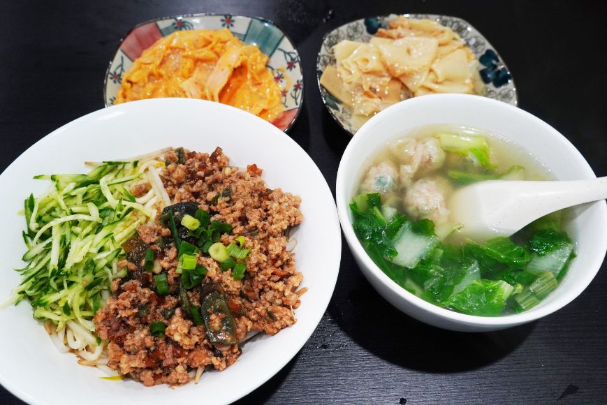 基隆暖暖｜旭家私廚｜食尚玩家推薦，連續兩年獲得滷肉飯節嚴選店家，怪味皮蛋肉醬麵大推