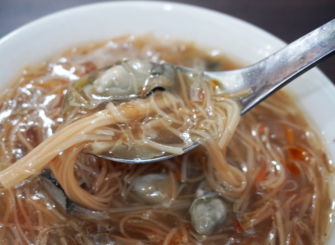 台東市美食｜客來吃樂｜傳承三代的麵線糊老店，500碗入選名單，最推鮮蚵麵線