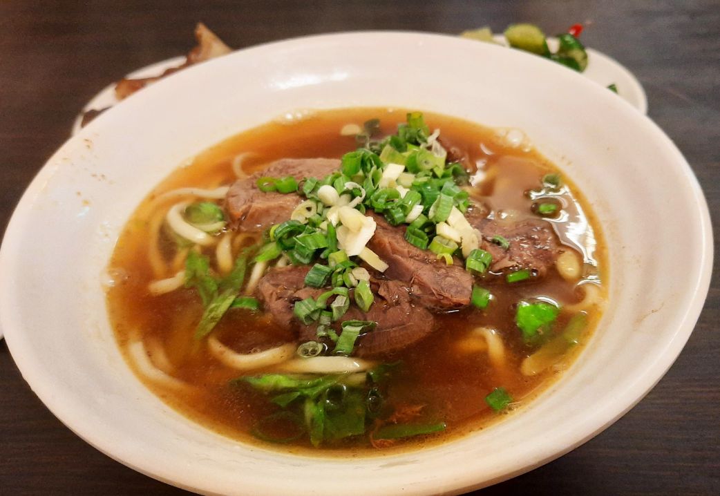 基隆中正｜安瀾橋吳媽媽牛肉麵｜門口標語有亮點，味道一般的在地美食