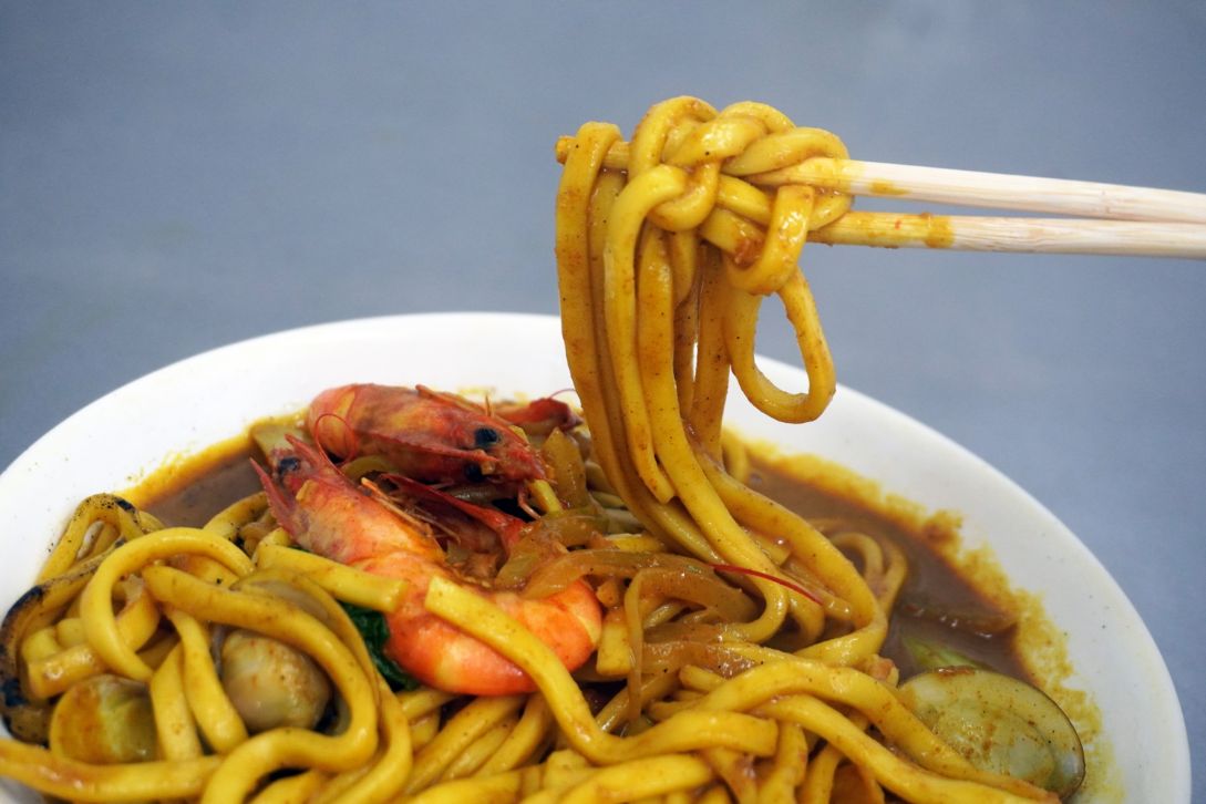基隆中正|金牌咖喱炒麵(新豐店)|在基隆新北火紅的台式料理,Q彈麵條裹上濃郁醬汁,美味到讓人讚賞 - 第2張圖 基隆中正|金牌咖喱炒麵(新豐店)|在基隆新北火紅的台式料理,Q彈麵條裹上濃郁醬汁,美味到讓人讚賞