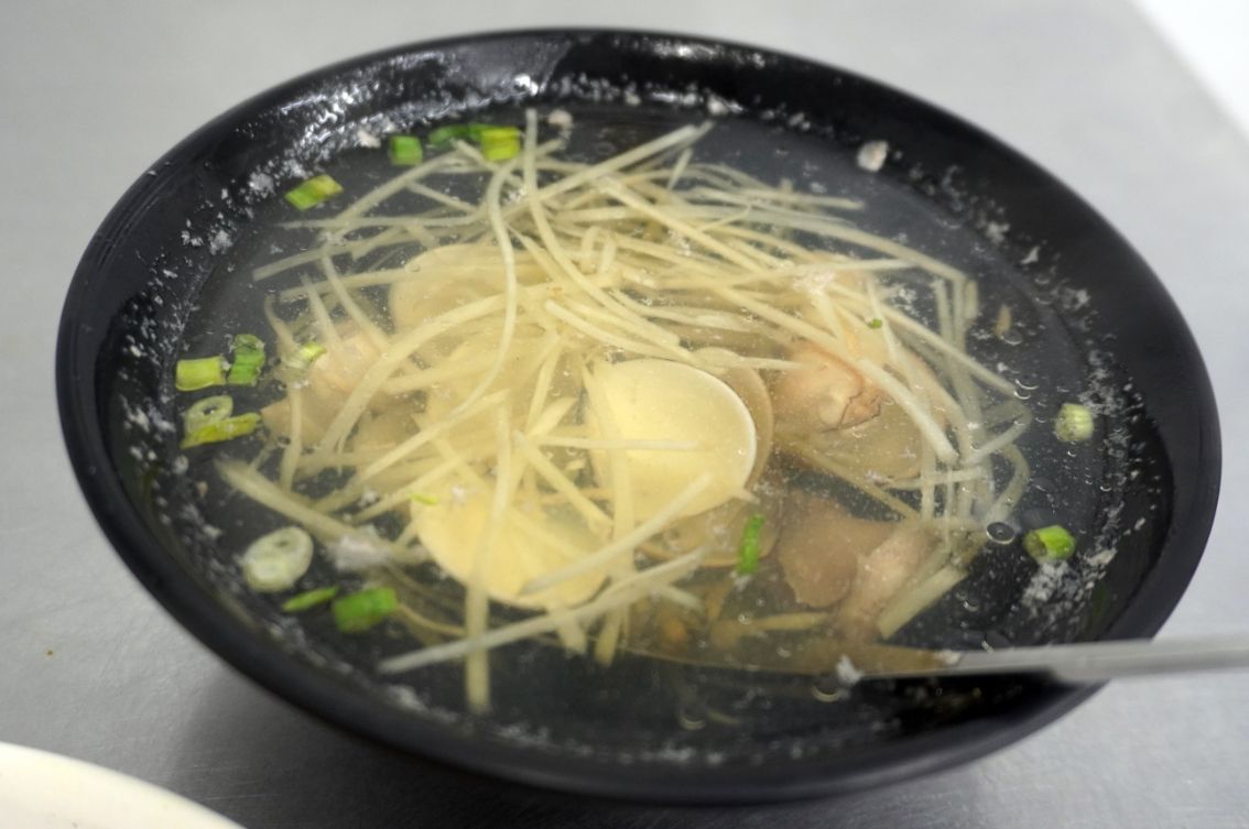 基隆中正｜金牌咖喱炒麵(新豐店)｜在基隆新北火紅的台式料理，Q彈麵條裹上濃郁醬汁，美味到讓人讚賞