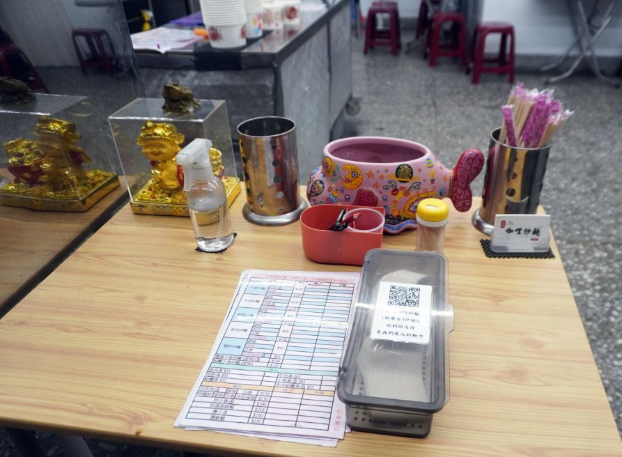 基隆中正|金牌咖喱炒麵(新豐店)|在基隆新北火紅的台式料理,Q彈麵條裹上濃郁醬汁,美味到讓人讚賞 - 第5張圖 基隆中正|金牌咖喱炒麵(新豐店)|在基隆新北火紅的台式料理,Q彈麵條裹上濃郁醬汁,美味到讓人讚賞