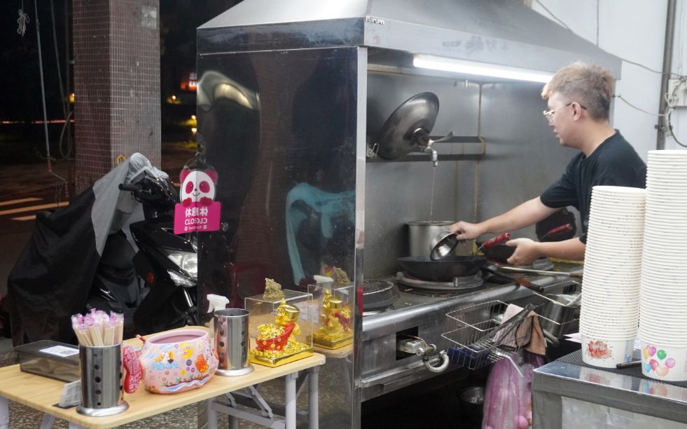 基隆中正｜金牌咖喱炒麵(新豐店)｜在基隆新北火紅的台式料理，Q彈麵條裹上濃郁醬汁，美味到讓人讚賞