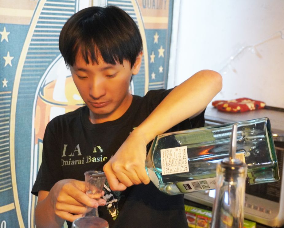 基隆中正｜HYPE聚會空間｜夜遊正濱漁港色彩屋推薦好去處，可以玩桌遊、投飛鏢的特色酒吧