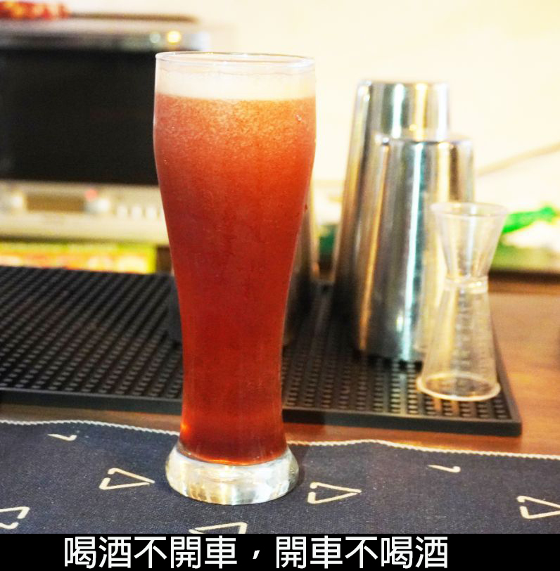 基隆中正｜HYPE聚會空間｜夜遊正濱漁港色彩屋推薦好去處，可以玩桌遊、投飛鏢的特色酒吧