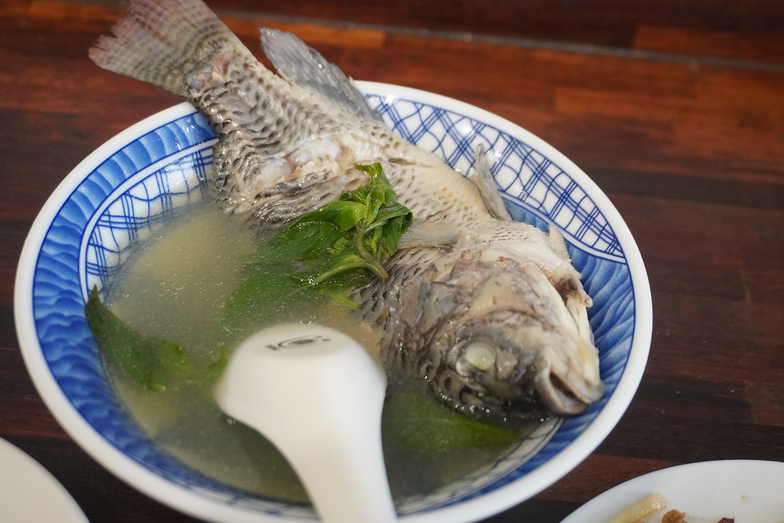 台北中正｜以馬內利鮮魚湯｜捷運善導寺人氣美食，500碗推薦名店，一碗魚湯滿足饕客的胃