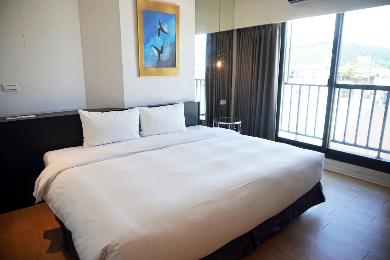 宜蘭頭城住宿｜Hotel Lounge 朗居文旅｜老戲院改建海洋風文創旅店，離頭城火車站5分鐘，提供免費夜間宵夜，親子遊戲空間