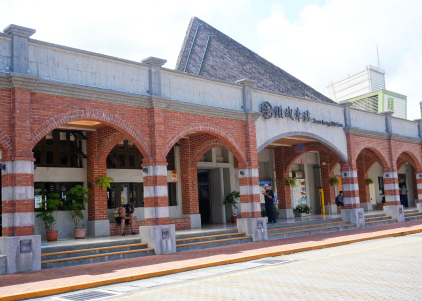 宜蘭頭城住宿｜Hotel Lounge 朗居文旅｜老戲院改建海洋風文創旅店，離頭城火車站5分鐘，提供免費夜間宵夜，親子遊戲空間