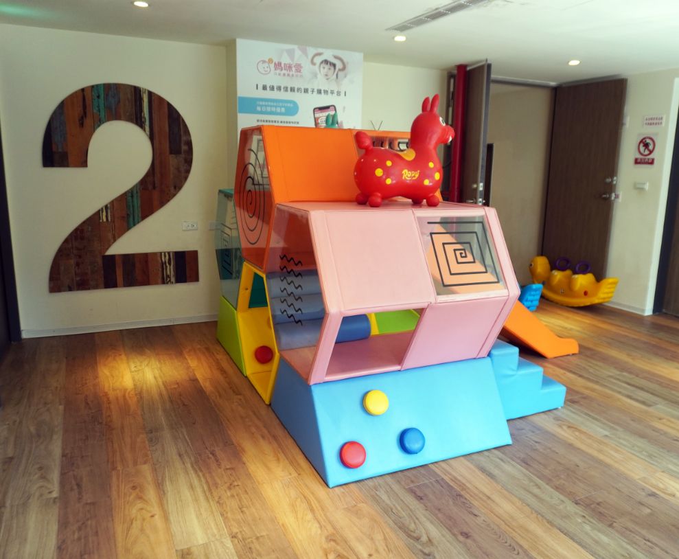 宜蘭頭城住宿｜Hotel Lounge 朗居文旅｜老戲院改建海洋風文創旅店，離頭城火車站5分鐘，提供免費夜間宵夜，親子遊戲空間