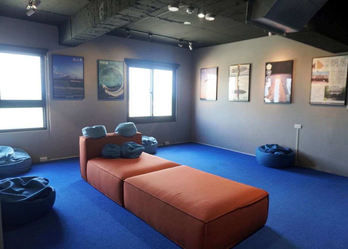 宜蘭頭城住宿｜Hotel Lounge 朗居文旅｜老戲院改建海洋風文創旅店，離頭城火車站5分鐘，提供免費夜間宵夜，親子遊戲空間