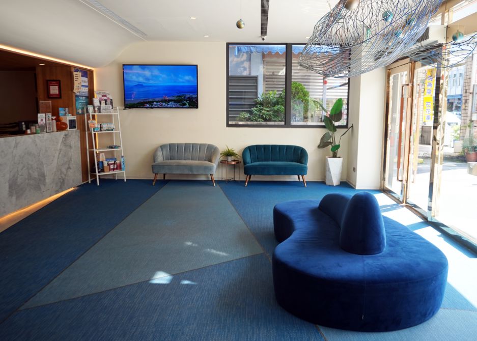 宜蘭頭城住宿｜Hotel Lounge 朗居文旅｜老戲院改建海洋風文創旅店，離頭城火車站5分鐘，提供免費夜間宵夜，親子遊戲空間