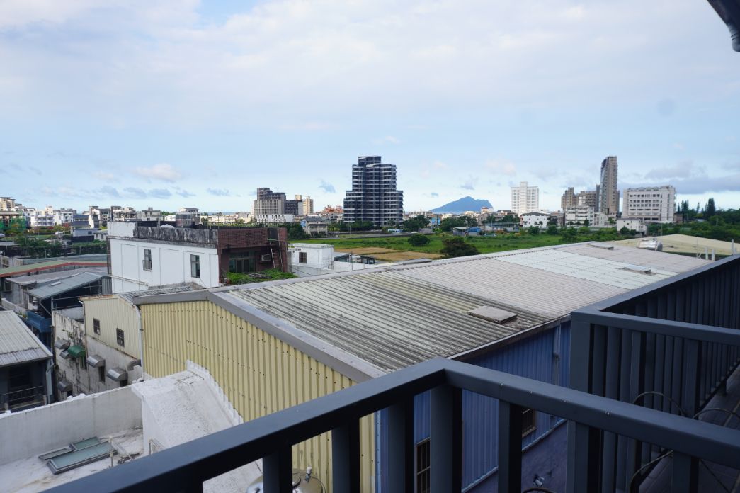 宜蘭頭城住宿｜Hotel Lounge 朗居文旅｜老戲院改建海洋風文創旅店，離頭城火車站5分鐘，提供免費夜間宵夜，親子遊戲空間