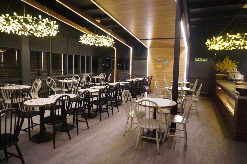宜蘭頭城住宿｜Hotel Lounge 朗居文旅｜老戲院改建海洋風文創旅店，離頭城火車站5分鐘，提供免費夜間宵夜，親子遊戲空間