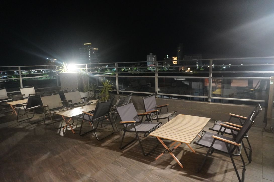 宜蘭頭城住宿｜Hotel Lounge 朗居文旅｜老戲院改建海洋風文創旅店，離頭城火車站5分鐘，提供免費夜間宵夜，親子遊戲空間