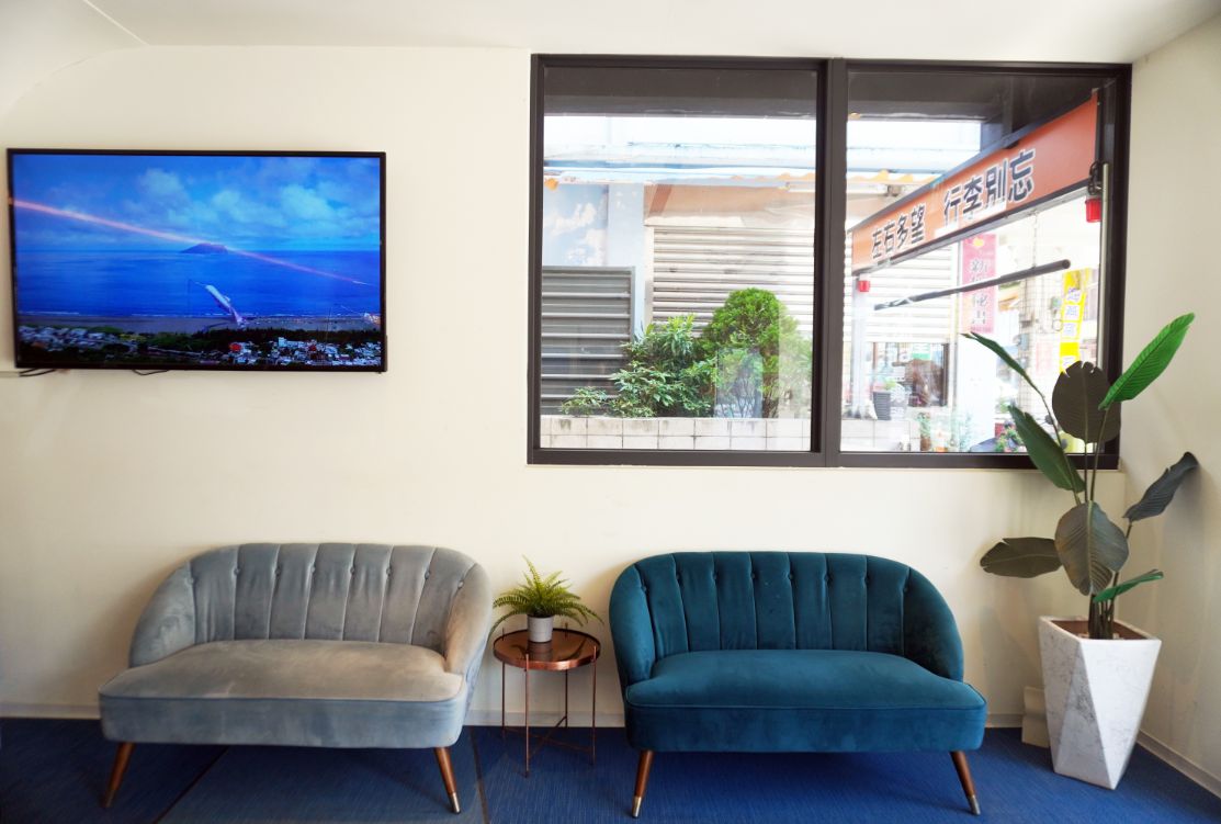 宜蘭頭城住宿｜Hotel Lounge 朗居文旅｜老戲院改建海洋風文創旅店，離頭城火車站5分鐘，提供免費夜間宵夜，親子遊戲空間