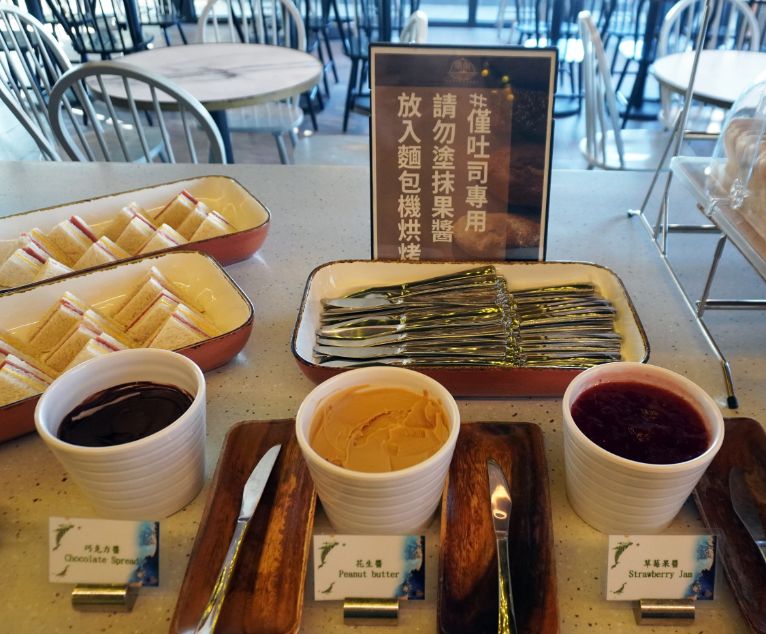 宜蘭頭城住宿｜Hotel Lounge 朗居文旅｜老戲院改建海洋風文創旅店，離頭城火車站5分鐘，提供免費夜間宵夜，親子遊戲空間