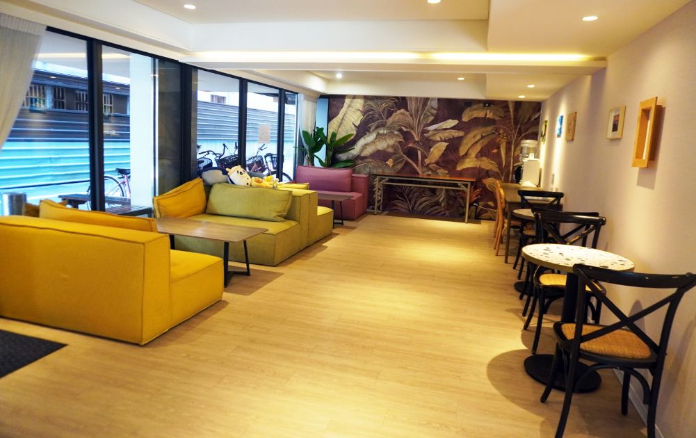 宜蘭頭城住宿｜Hotel Lounge 朗居文旅｜老戲院改建海洋風文創旅店，離頭城火車站5分鐘，提供免費夜間宵夜，親子遊戲空間