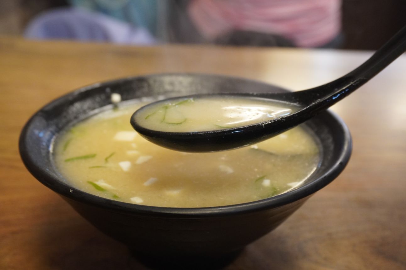 基隆仁愛｜新派壽司料理｜鄰近廟口夜市的高CP值壽司店，什錦角切生魚丼推薦必點