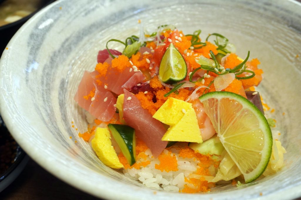 基隆仁愛｜新派壽司料理｜鄰近廟口夜市的高CP值壽司店，什錦角切生魚丼推薦必點