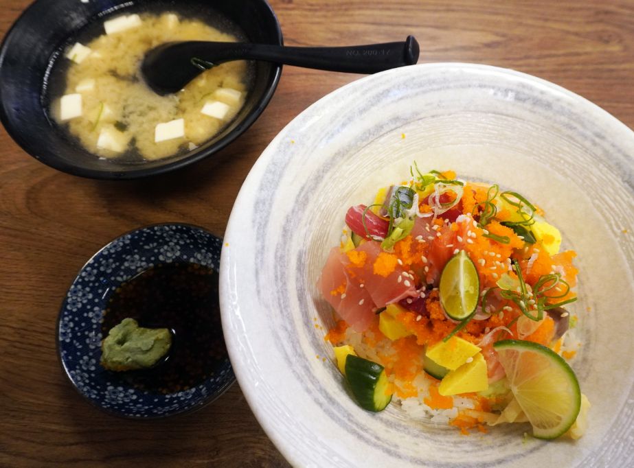基隆仁愛｜新派壽司料理｜鄰近廟口夜市的高CP值壽司店，什錦角切生魚丼推薦必點