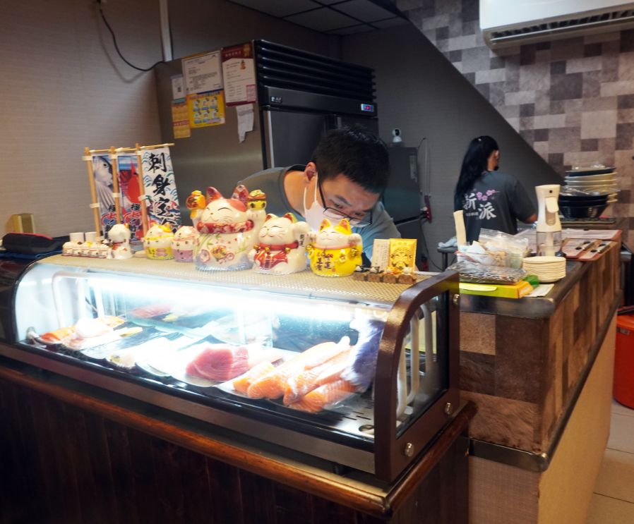基隆仁愛｜新派壽司料理｜鄰近廟口夜市的高CP值壽司店，什錦角切生魚丼推薦必點