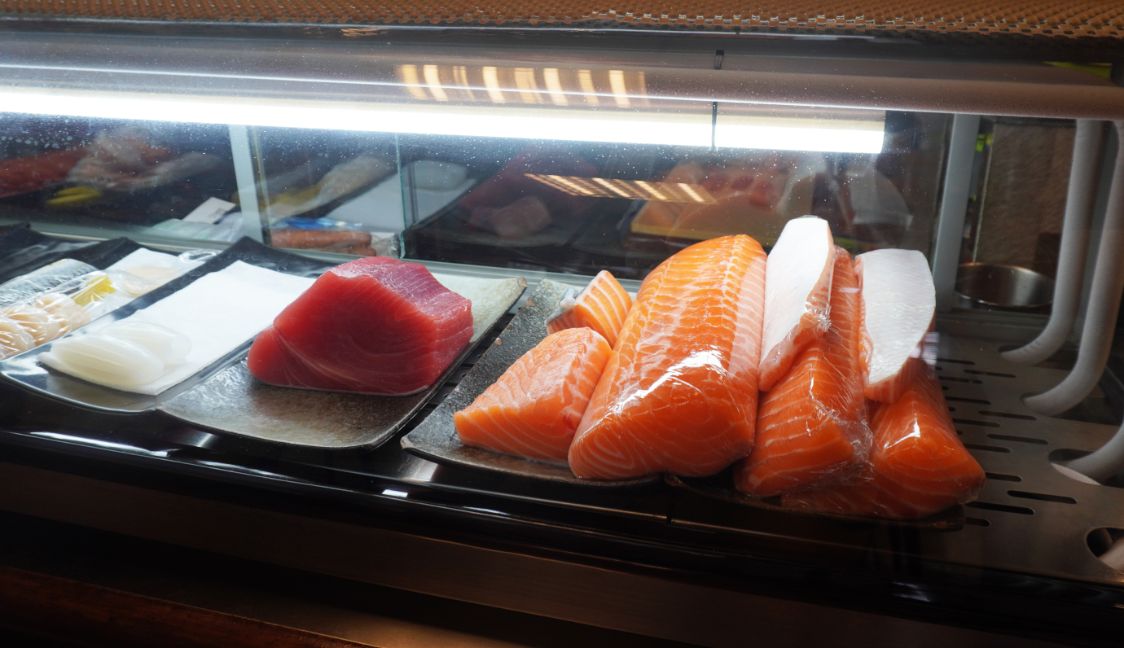 基隆仁愛｜新派壽司料理｜鄰近廟口夜市的高CP值壽司店，什錦角切生魚丼推薦必點