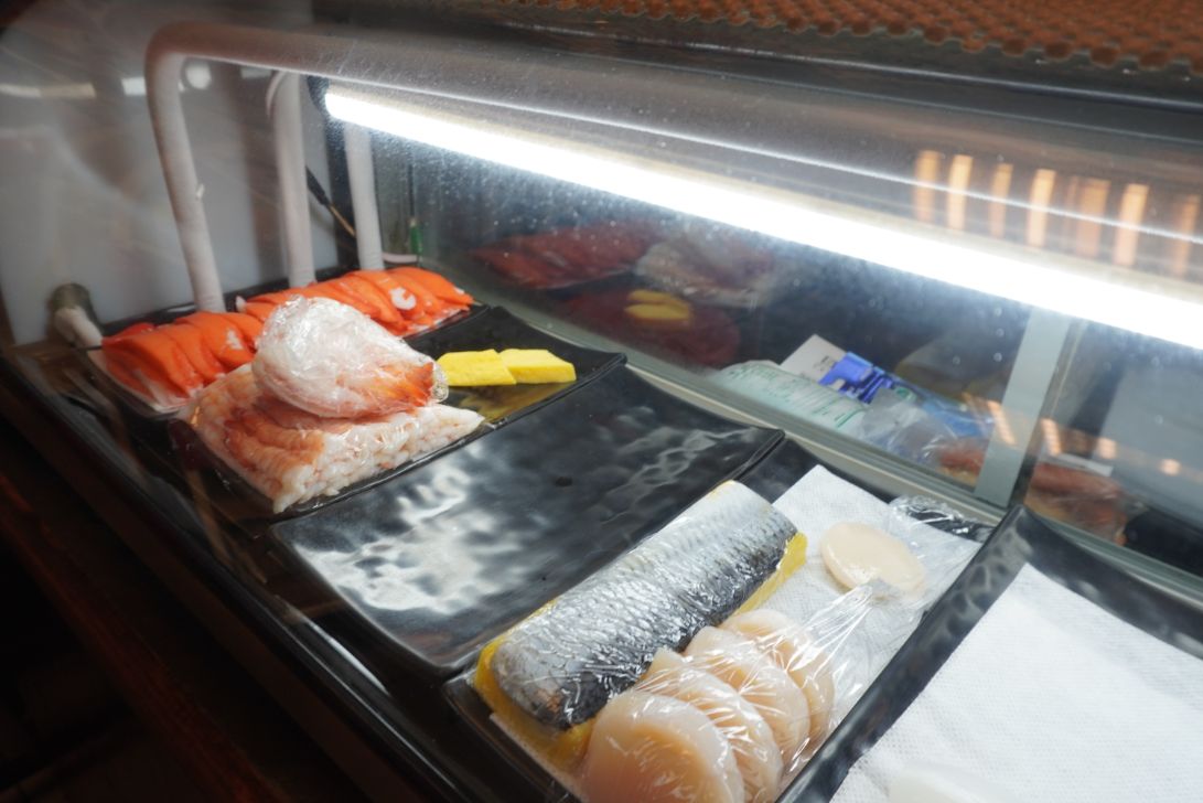 基隆仁愛｜新派壽司料理｜鄰近廟口夜市的高CP值壽司店，什錦角切生魚丼推薦必點