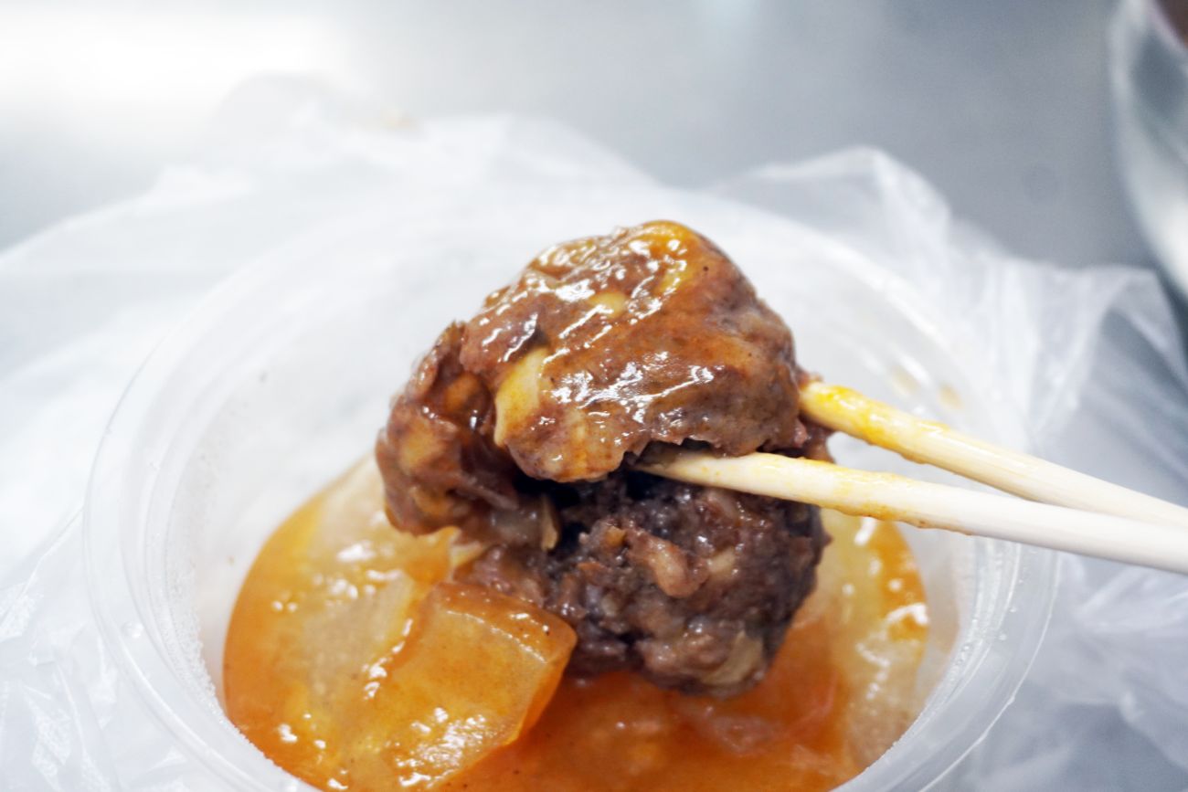 基隆中山｜麻辣肉圓｜隱身於西定市場內的麻辣好滋味，皮Q彈，加入牛油的內餡香氣誘人
