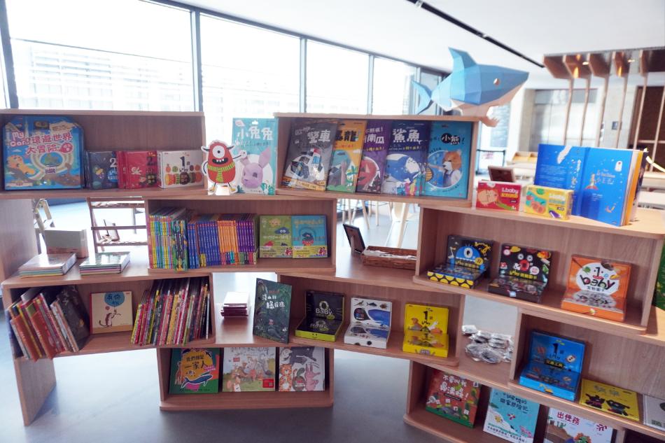 基隆中正|時報出版基隆本舖|鄰近市立總圖書館的複合式閱讀空間,提供閱讀、文創選物、咖啡飲品以及點心 - 第2張圖 基隆中正|時報出版基隆本舖|鄰近市立總圖書館的複合式閱讀空間,提供閱讀、文創選物、咖啡飲品以及點心
