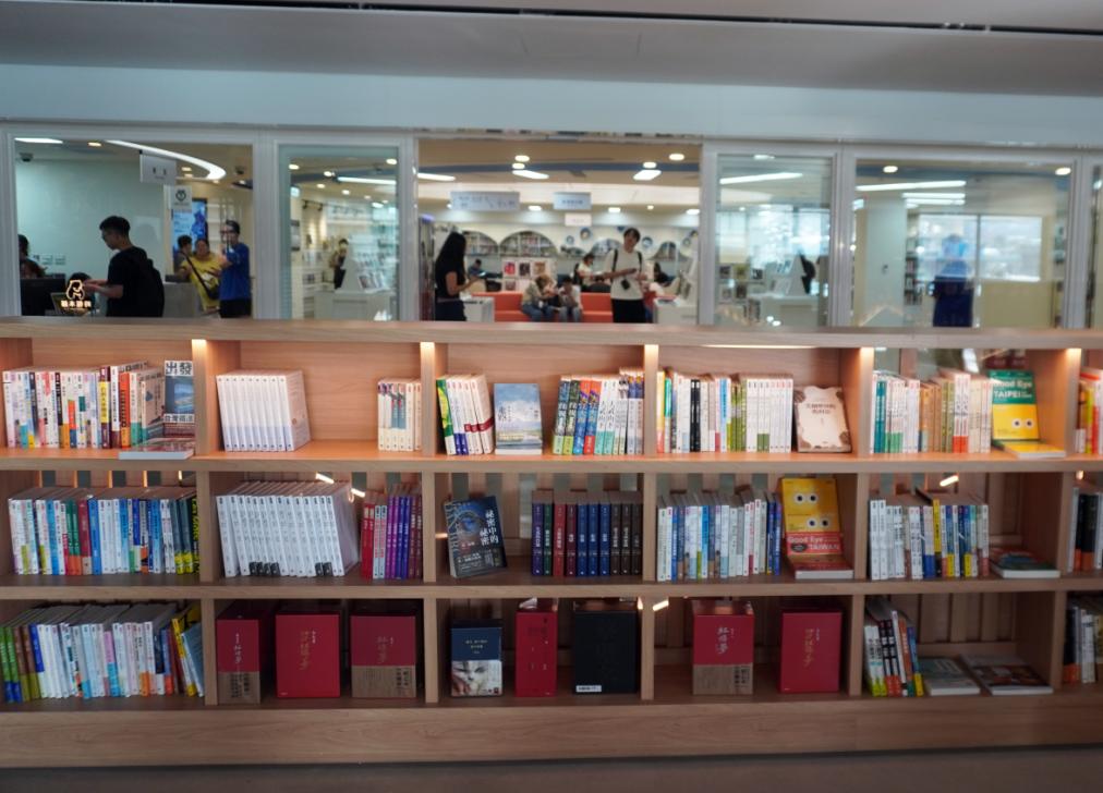 基隆中正|時報出版基隆本舖|鄰近市立總圖書館的複合式閱讀空間,提供閱讀、文創選物、咖啡飲品以及點心 - 第18張圖 基隆中正|時報出版基隆本舖|鄰近市立總圖書館的複合式閱讀空間,提供閱讀、文創選物、咖啡飲品以及點心