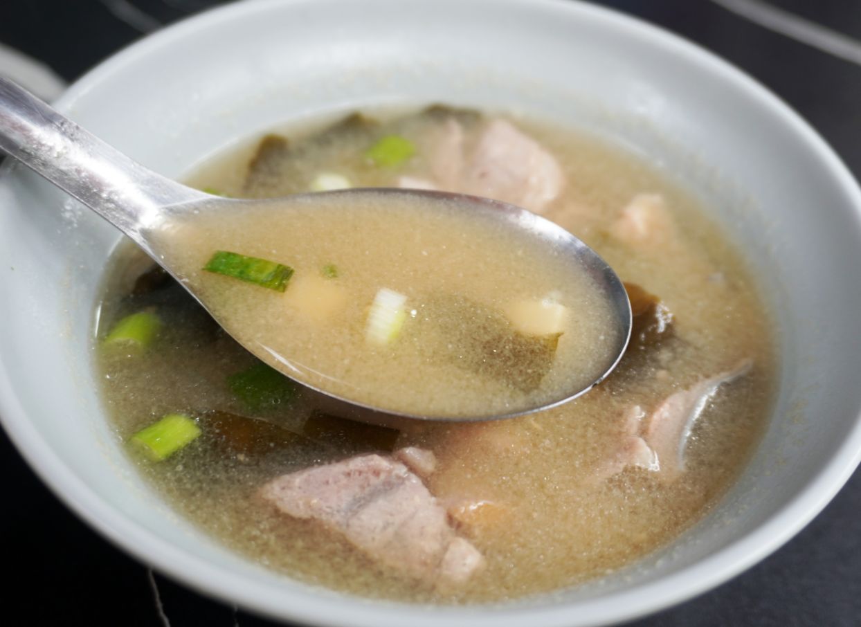 基隆仁愛｜玥生魚片壽司店｜平價壽司美食推薦，老闆用料超豪邁，生魚片肥美厚實