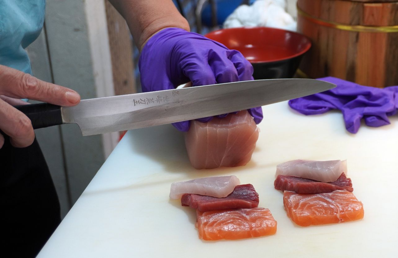 基隆仁愛｜玥生魚片壽司店｜平價壽司美食推薦，老闆用料超豪邁，生魚片肥美厚實