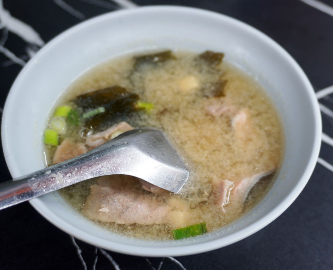 基隆仁愛｜玥生魚片壽司店｜平價壽司美食推薦，老闆用料超豪邁，生魚片肥美厚實
